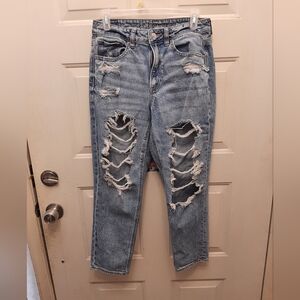 American Eagle Distressed Mom Jean light Wash Size 6 Short Tapered Straight Leg